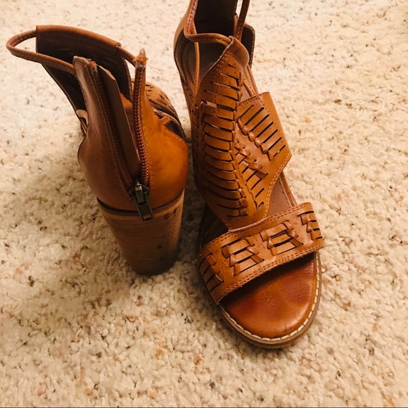 Heeled sandal - Picture 3 of 3